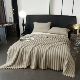 Pufnasti luksuzni prekrivač od zečijeg krzna  200×230 + 2 jastučnice 50x70 Braon