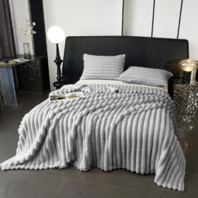 Pufnasti luksuzni prekrivač od zečijeg krzna  200×230 + 2 jastučnice 50x70 Svetlo sivi