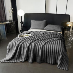 Pufnasti luksuzni prekrivač od zečijeg krzna  200×230 + 2 jastučnice 50x70 Tamno sivi