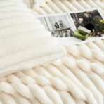 Pufnasti luksuzni prekrivač od zečijeg krzna  200×230 + 2 jastučnice 50x70 Braon - Slika 2