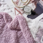 Luksuzni 3D krzneni set za francuski ležaj – Prekrivač + 2 Jastučnice Lila - Slika 2